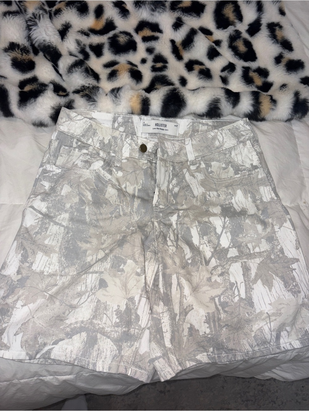new hollister baggy camo shorts
